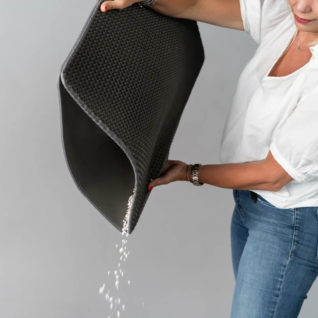 Anti-Streu Katzenmatte – zeigt eingesammelte Katzenstreu im Wabendesign
